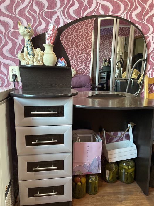 Продам туалетный столик