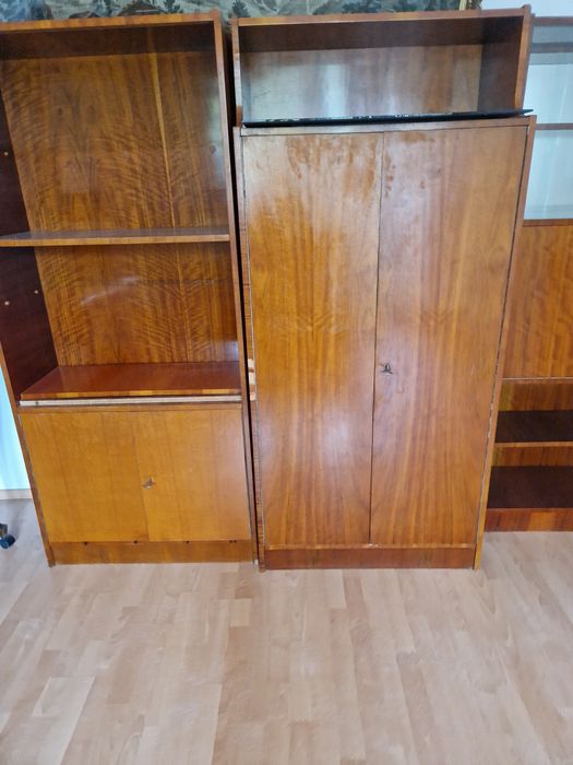 Vând diverse piese de mobila. Cuier, dulap, șifonier, biblioteca