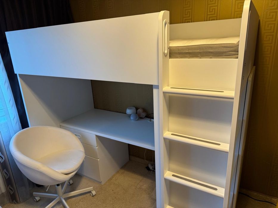 Високо легло с бюро