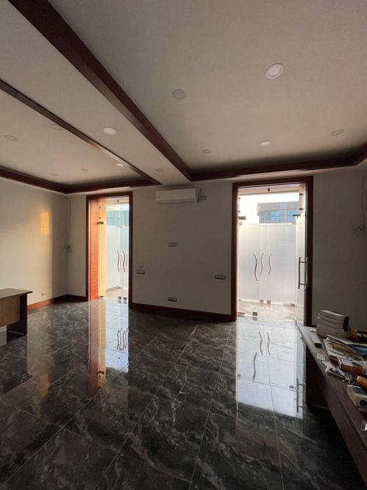 Офис в аренду у дороги 1-я линия вдоль дороги.