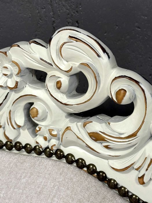 Бял античен диван