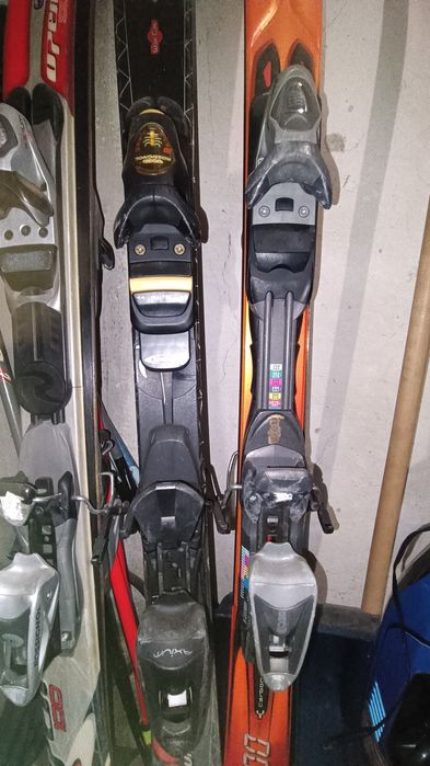 Три чифта ски Rosignol (щеки, обувки, чанти, очила, каски) .