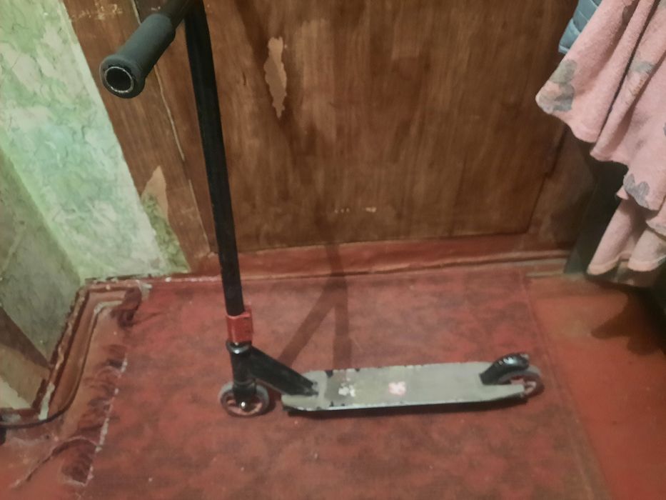 Самокат трюковой красный