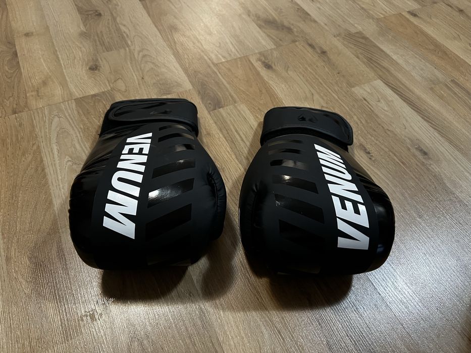 Manusi box Venum challenger, black, 12 oz.