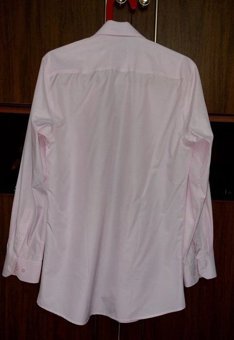 Продаю хорошую классичесую рубашку для мужчин на учёбу или работу