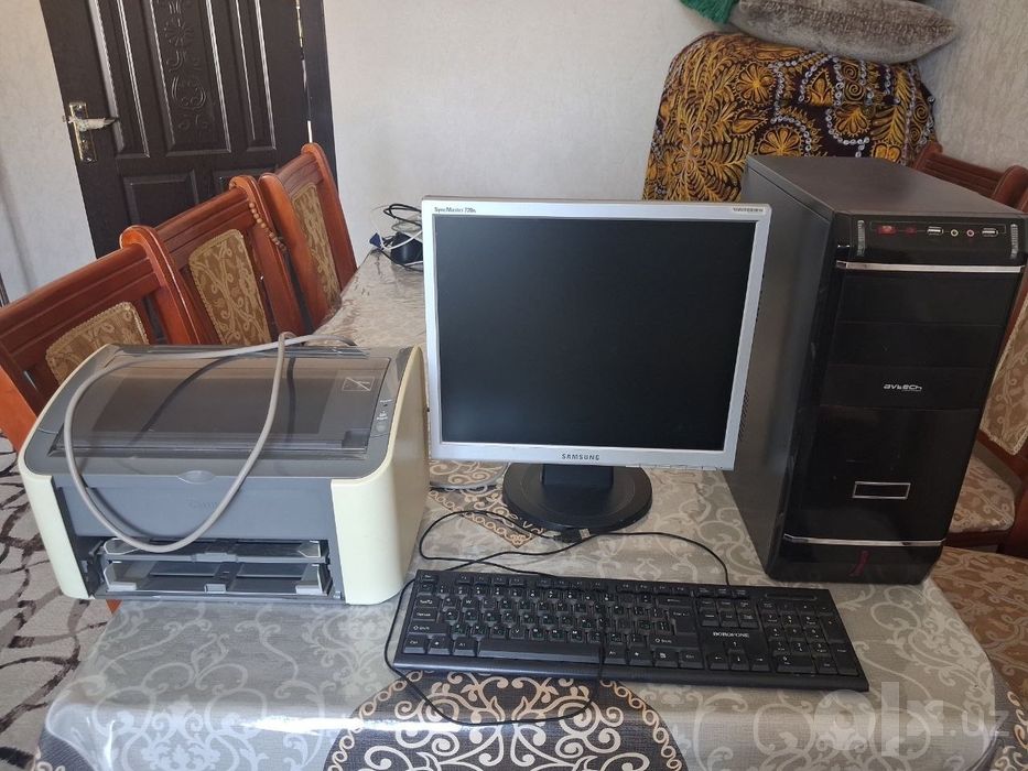 Windows 10 kompyuter sotiladi. Komputer, protester, klaviatura, print