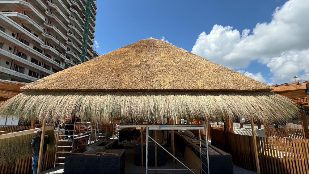 ACOPERIS DIN STUF, Constructii terase, case modulare de vacanta, pergole, Constructii zone turistice, umbrele de stuf piscina,