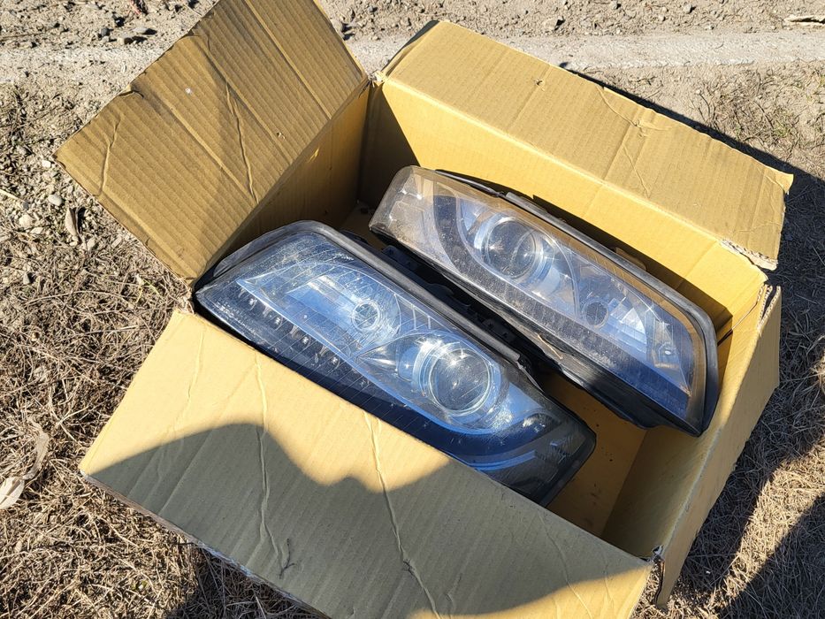 Vând faruri xenon de Audi a4 b6