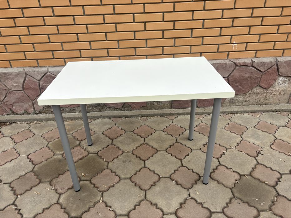 Продается стол в отличном состояние.