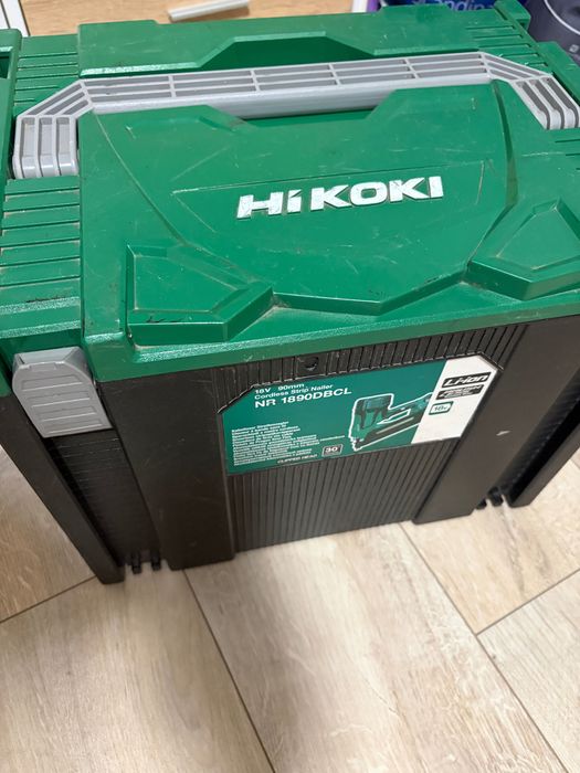 Такер HiKOKI - Hitachi акумулаторен безчетков 18 V, 5 Ah, за гвоздеи 50-90 мм, NR1890DBCL