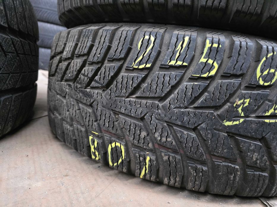 2бр Зимни гуми 215 65 15 С - Nokian