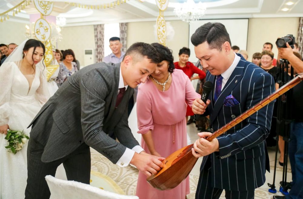 Тамада, Әнші, Домбырашы.