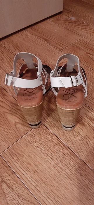 Женские босоножки