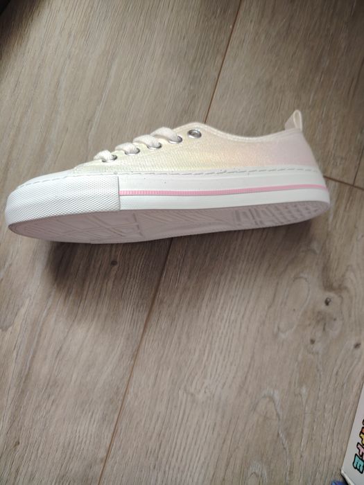 Продавам нови детски кецове 31