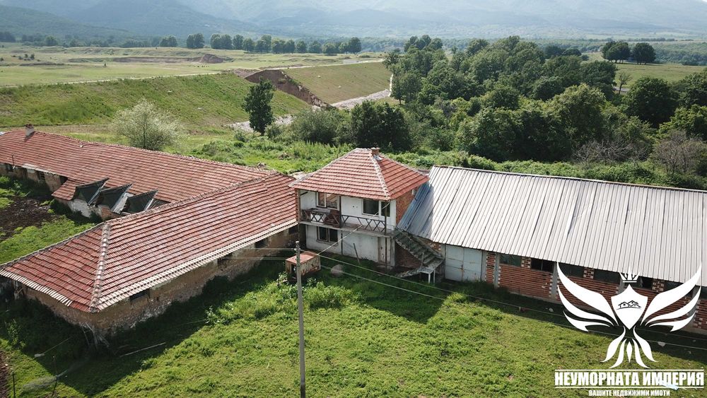 Селскостопанска сграда, обор, склад 530кв. и земя 3700кв. с.Тополово