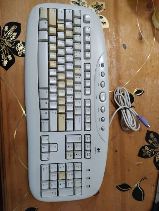 2 Logitech wireless și cu cablu