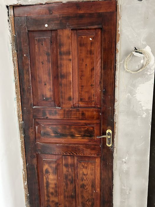 Продам деревянную входную дверь