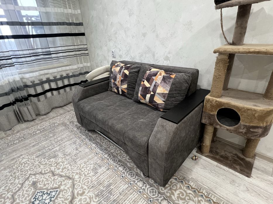 Продавм диван , раздвигается , в ширину 1.50 м.