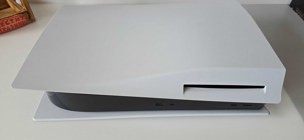 Реновирана конзола Sony Playstation 5 Disc, 825GB, 1 джойстик