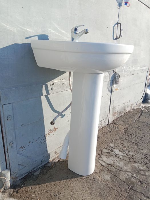 Раковина с пьедесталом новая .