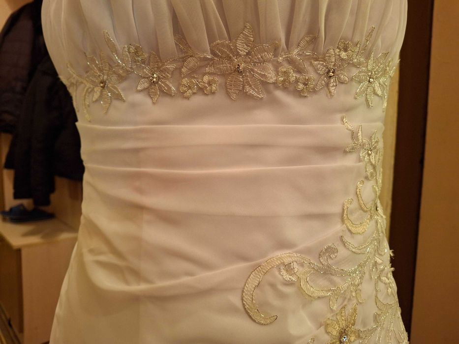 Булчинска рокля с бродерия