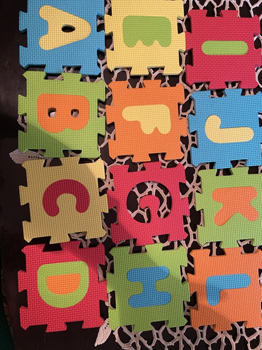 Covoras din numere si litere pentru copii