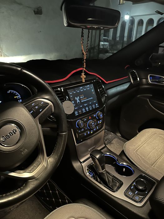 Продавам Джип Гранд Чероки Ларедо 3,6