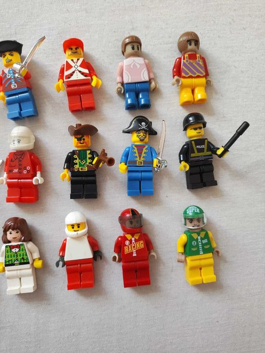 Лего различни фигурки и киндер играчки от яйца