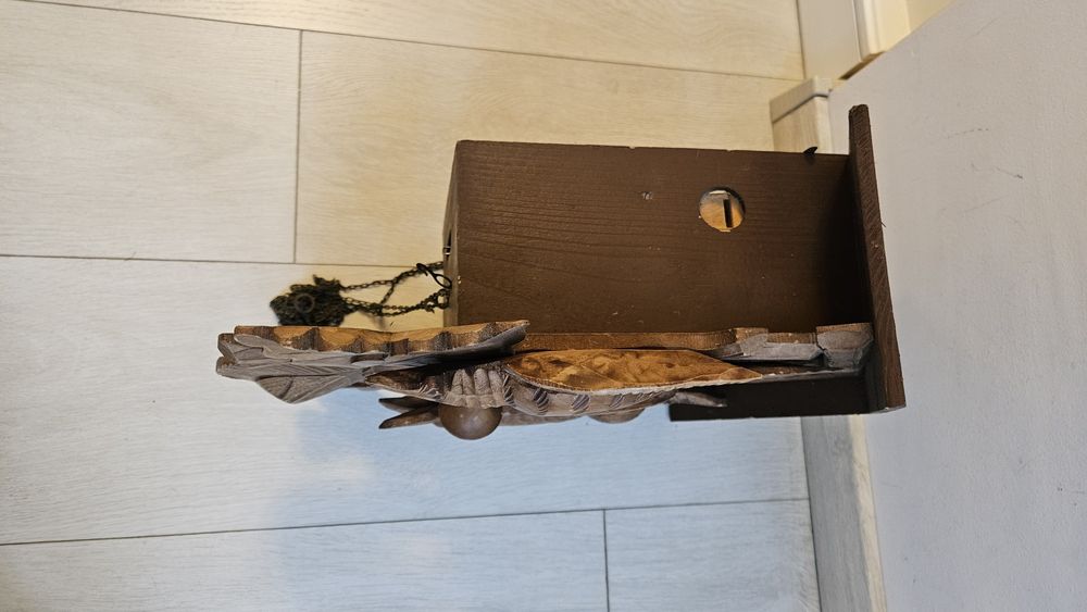 Ceas vânătoresc cu cuc sculptat în lemn masiv