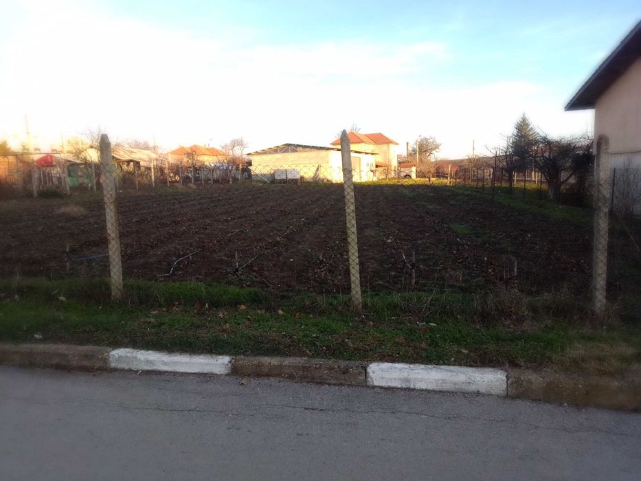 Продава се празно дворно място в гр. Лозница