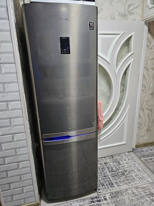 Срочно продам свой двухкамерный Холодильник  полный рабочем состоянии