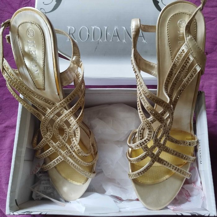 Елегантни дамски обувки с висок ток,нови.