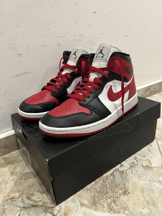 Nike Air Jordan 1 Mid Alternate Bred Toe