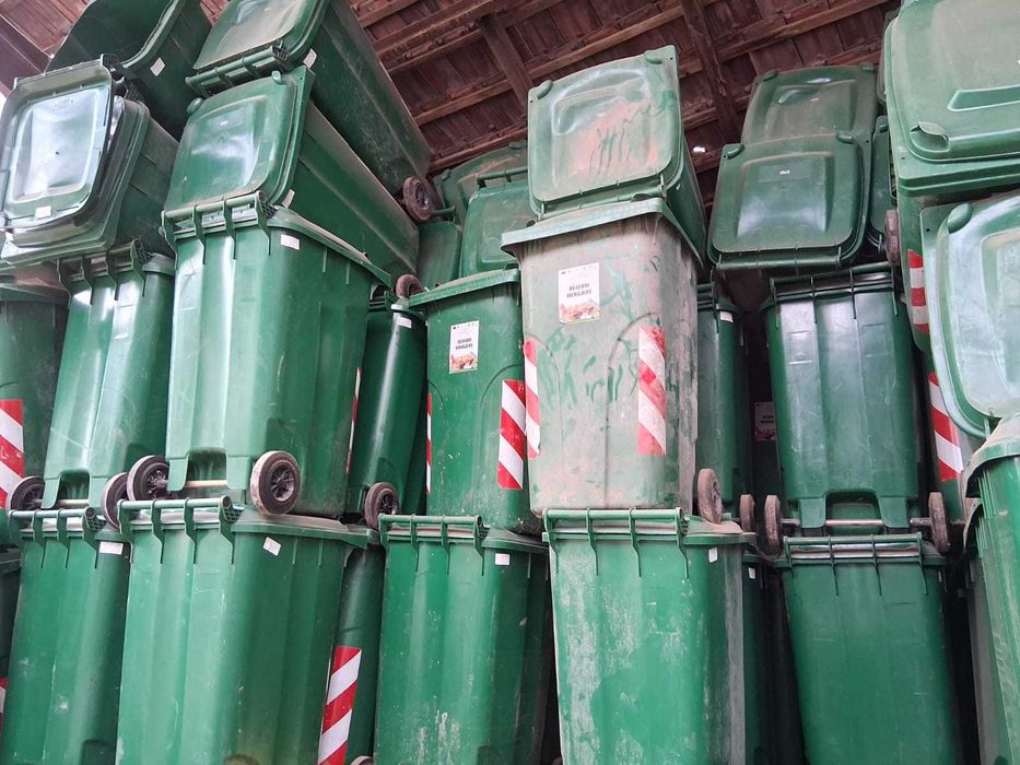 Vand pubele noi verzi la pret negociabil