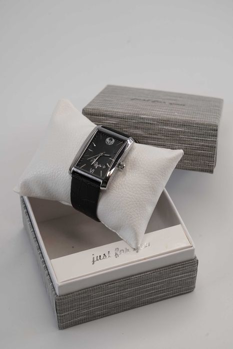 Erkaklar soati.  Gerb  va O'zbekiston xaritasi tushurilgan soat