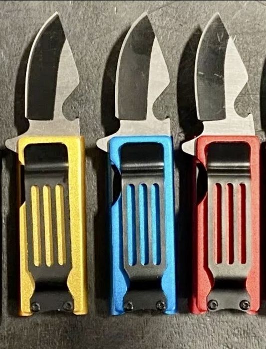 Калъф за запалка, джобно ножче, щипка за пари и щипка за закачване,