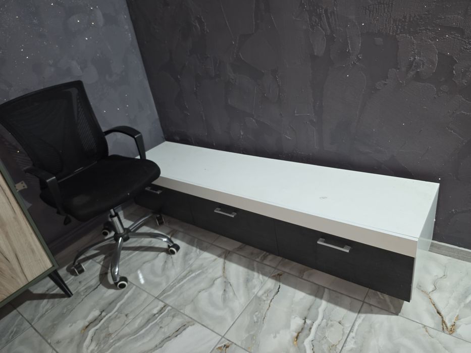 Scaun de birou si comoda TV