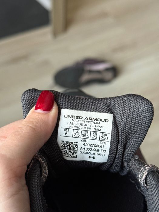 Vând adidași under armour mărimea 36.5