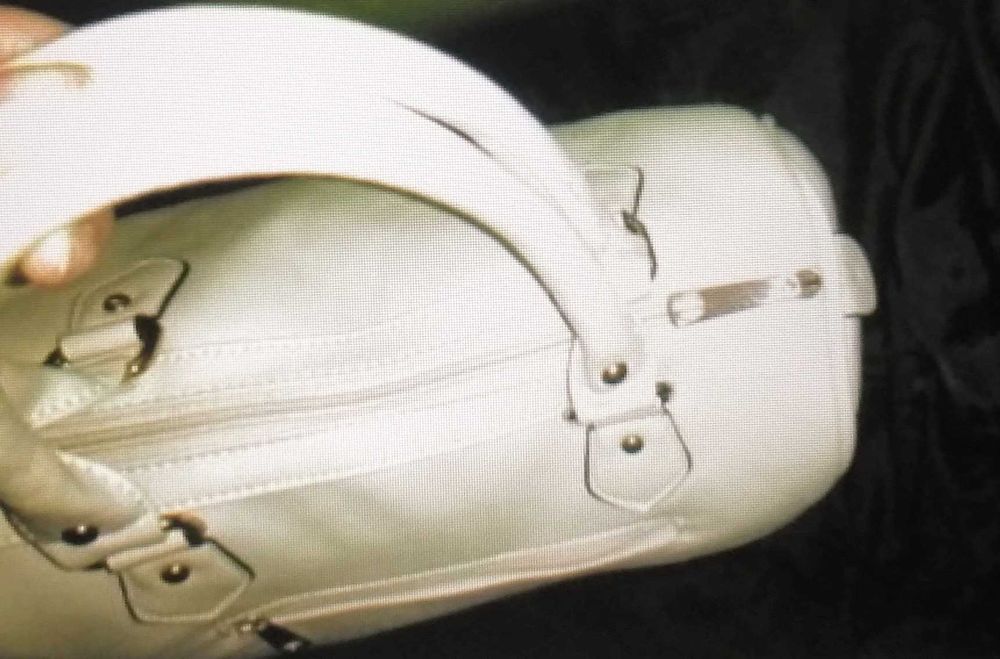 Дамска нова кожена чанта в светло кремаво-Изцяло от кожа!