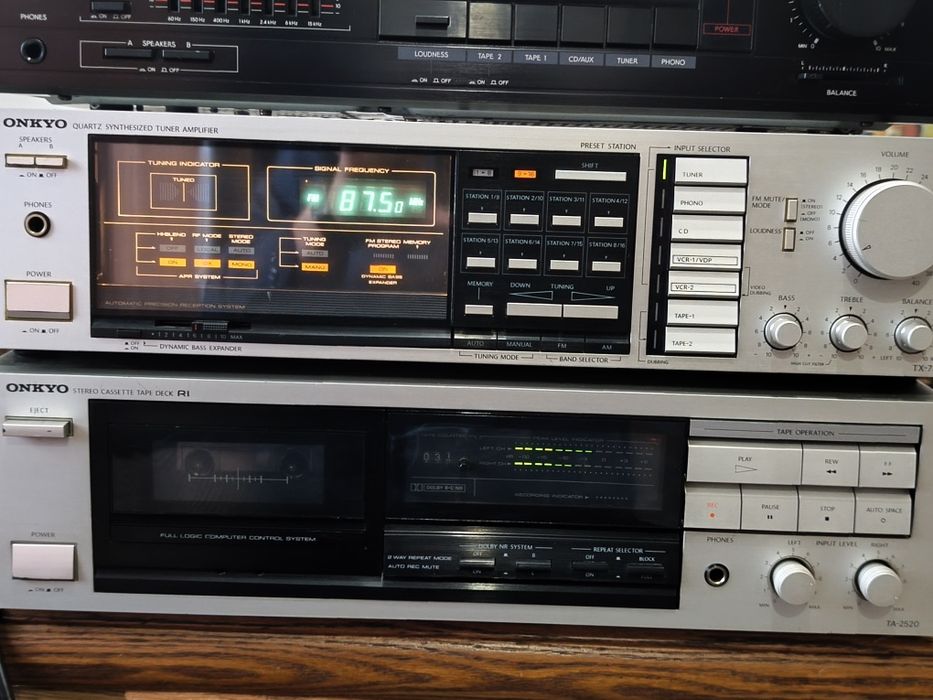 Linie Onkyo amplificator TX- 7330 și deck TA-2530