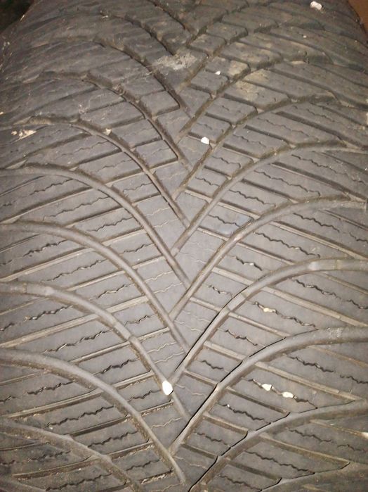 Продават се два броя зимни гуми 235 45 17