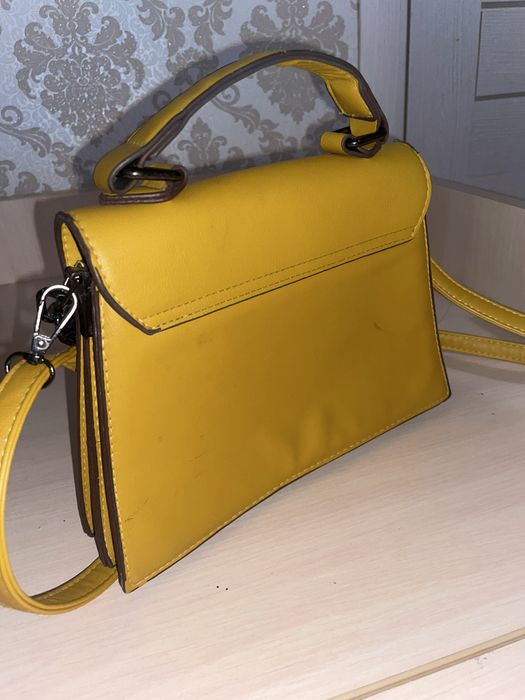 продаю сумочку CHARLES & KEITH