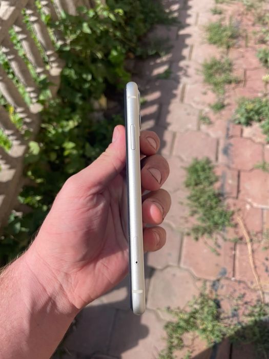 Продам iPhone 11 White
