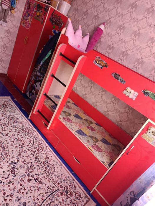 двухярусный кровать и шкаф продам