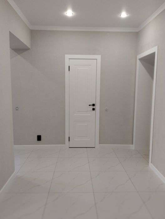 Поклейка обоев и галтелей