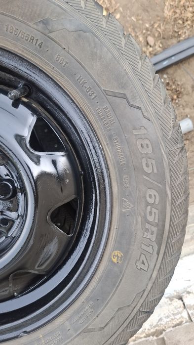 Продам  комплект  зимних  шин  на дисках  R14