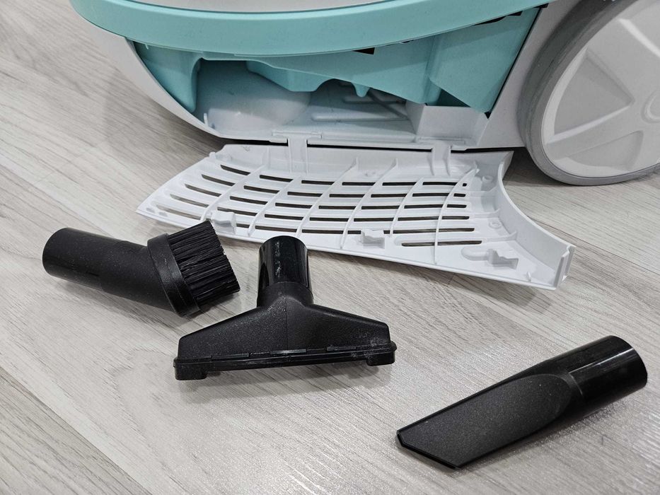 Aspirator Bosch BWD420HYG AquaWash & Clean– 2000W – Accesorii complete