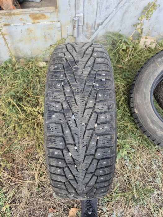 Продам шины зимние с шипами r17