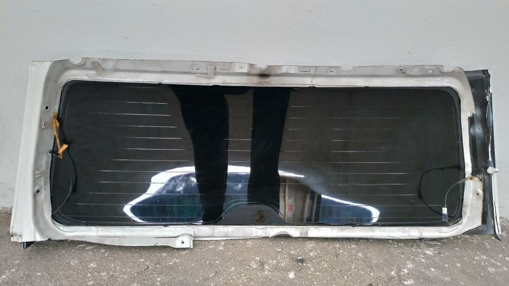 Стекло двери багажника