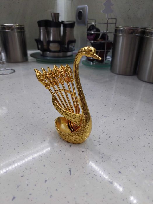 Елегантен златен комплект лъжички във формата на ЛЕБЕД само за 15 лв.